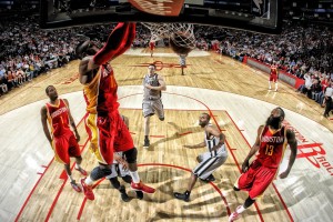 官方网站-内马尔在巴黎圣日耳曼比赛中关键助攻，出色防守引发热议！