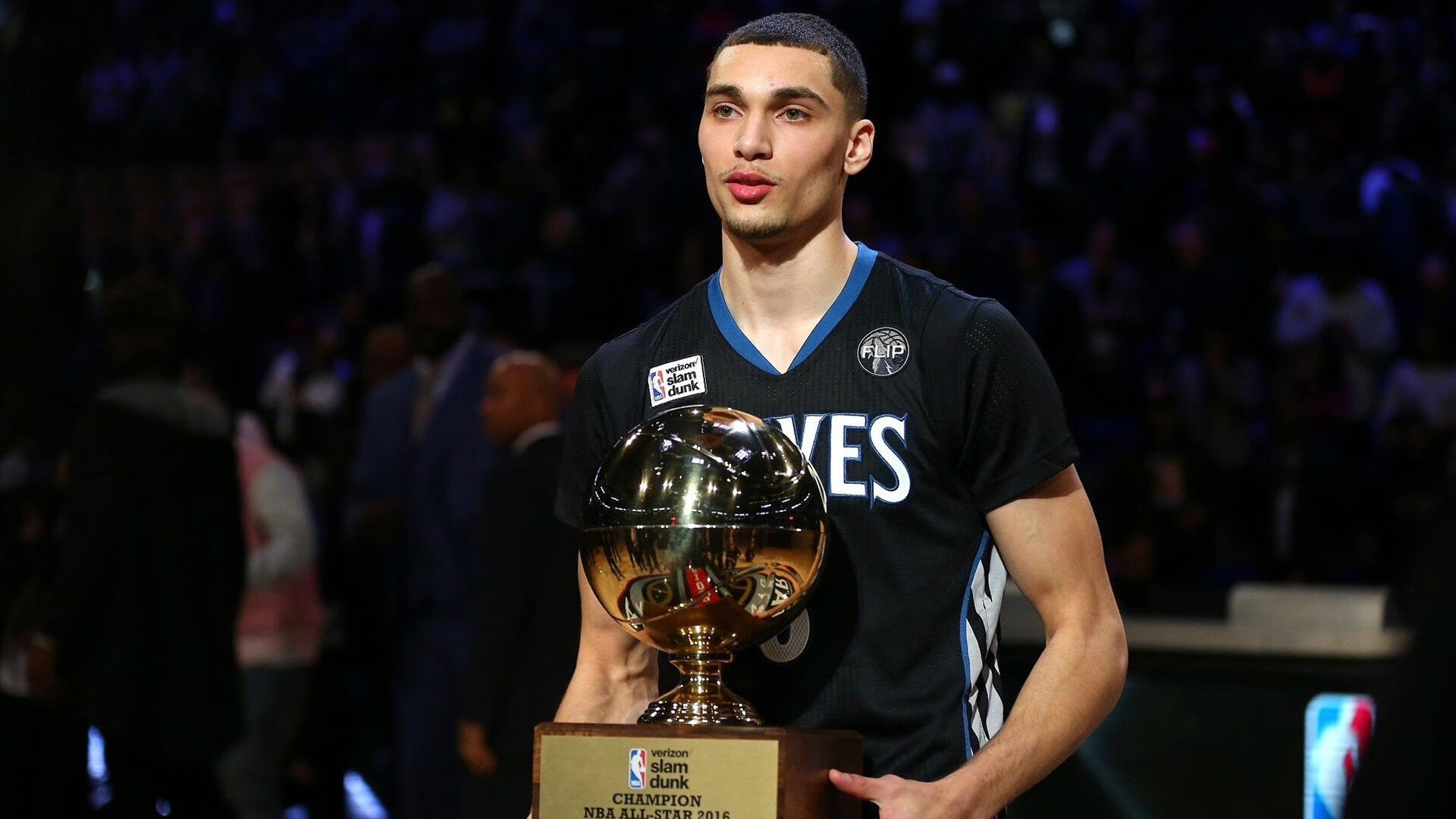 莱万多夫斯基迎来七赛季高光表现，湖人球迷沸腾！