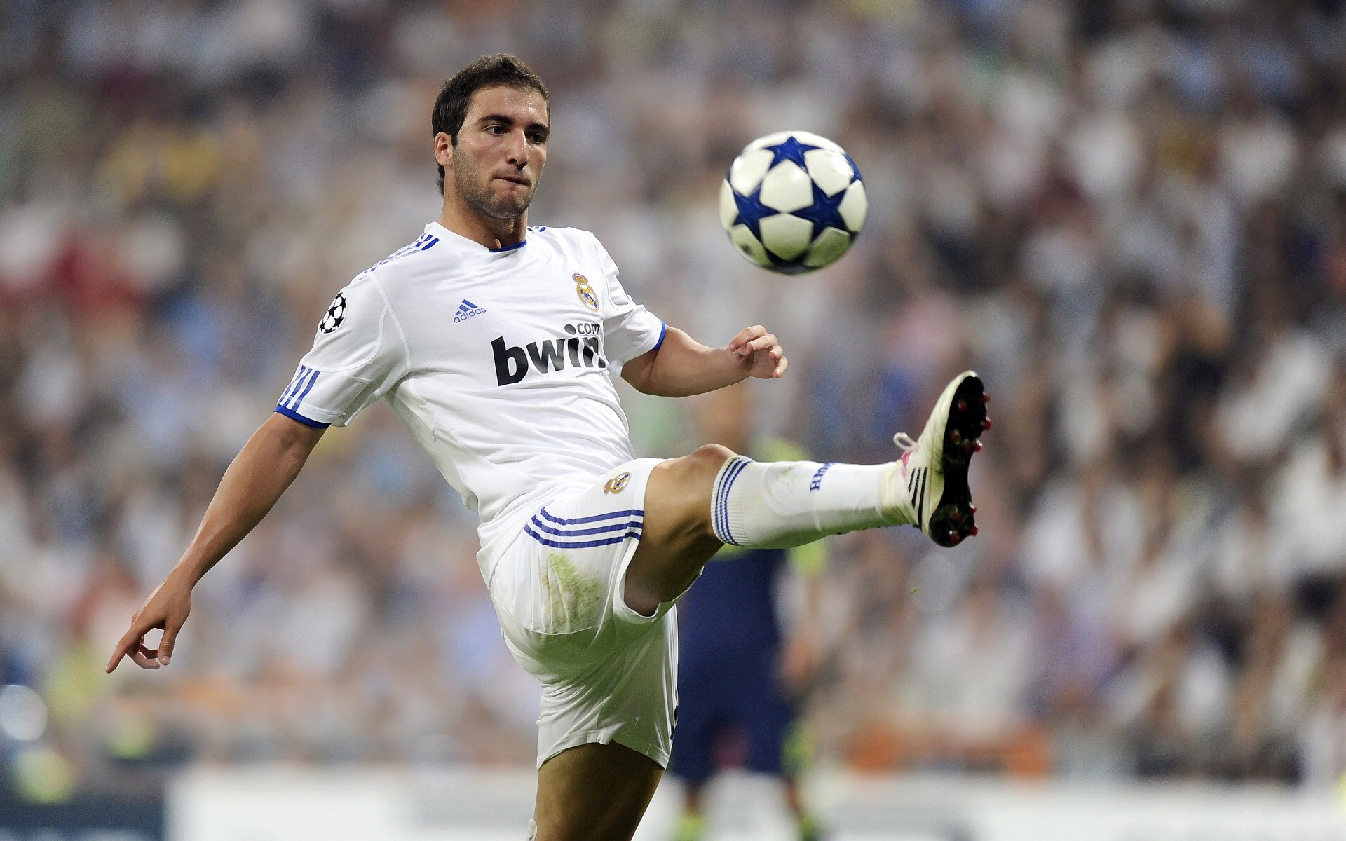 德布劳内在日本队比赛中关键助攻，绝杀引发热议！